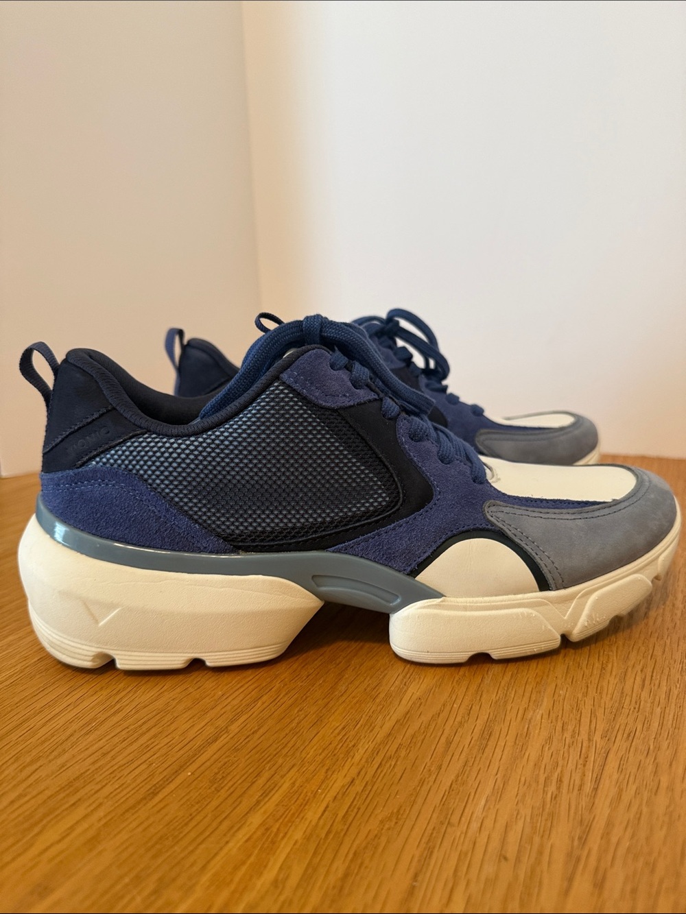 Vionic Aris - Picture 1 of 8